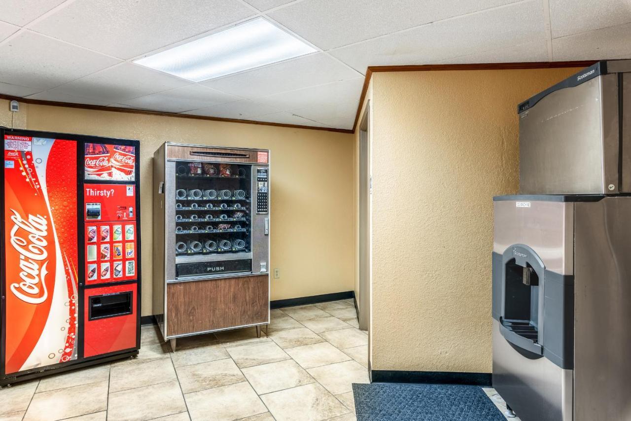 Americas Best Value Inn Серси Экстерьер фото